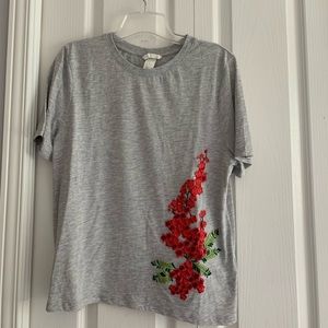 H&M medium T-shirt with inbroded flower